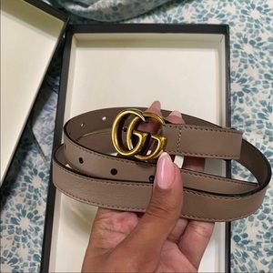 Double G gucci leather belt in gray.